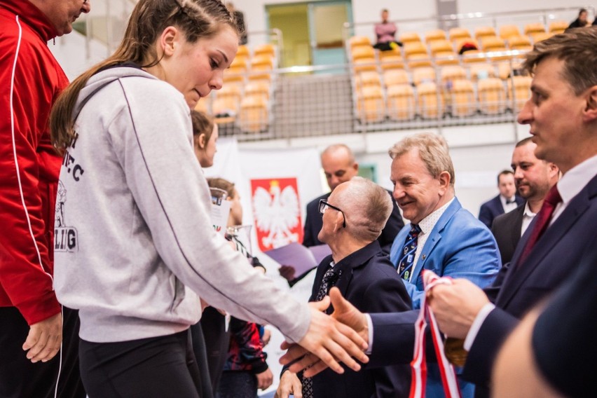 Weronika Kapinos zdobyła srebro w zapasach na Ogólnopolskiej Olimpiadzie Młodzieży. W Staszowie gościł Andrzej Supron  [ZDJĘCIA]