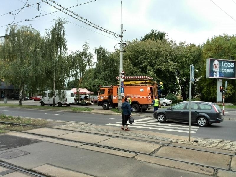Wrocław: Siedemnaście tramwajów stało na Grabiszyńskiej. Brak napięcia w trakcji (FOTO)