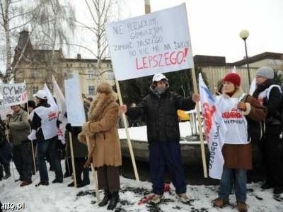 4 lutego mieszkańcy protestowali przeciwko likwidacji czterech szkół - trzech podstawówek i gimnazjum.