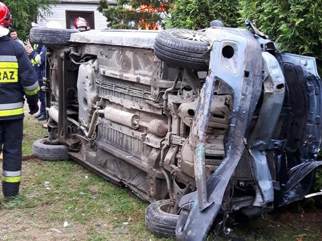 Do groźnego wypadku doszło niedaleko Choroszczy. Przybyli na miejsce strażacy zastali wywrócony pojazd.Zdjęcia pochodzą ze strony OSP Choroszcz
