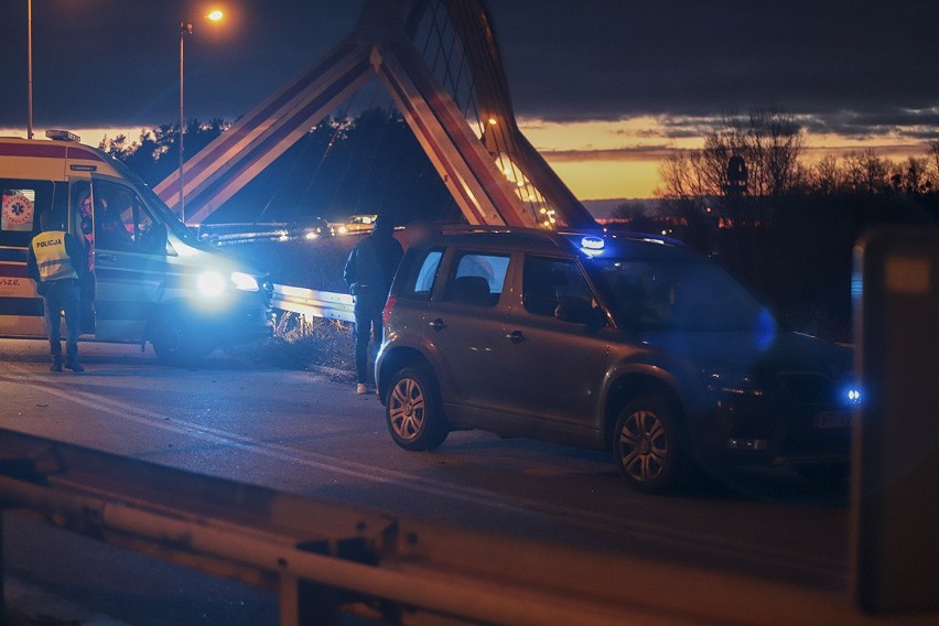 Chciał skoczyć z mostu w Ostrołęce. Szybka reakcja świadka i policji zapobiegła tragedii. 3.04.2023