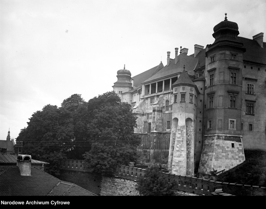 Wawel sfotografowany w 1927 roku.