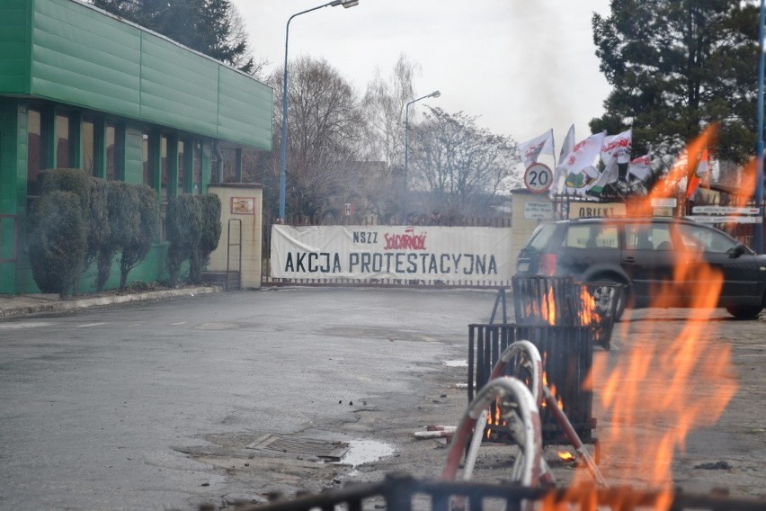 Strajk na Śląsku: miasteczko namiotowe przed kopalnią...