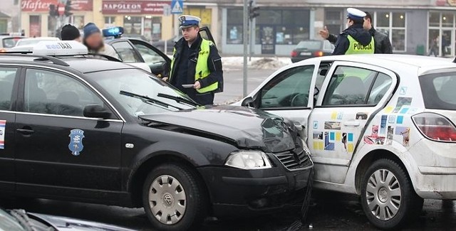 Kolizja na rogu. al. Sienkiewicza i ul. Grodzkiej w Słupsku. Zderzyły się trzy auta.