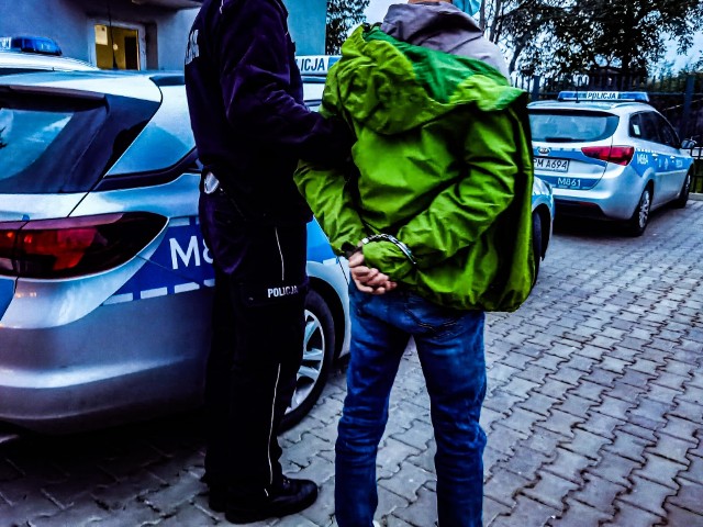 Aresztowanemu m.in. w związku z czynną napaścią na policjantów, grozi nawet 10 lat więzienia. Jak podaje policja, od początku kryzysu migracyjnego na polsko-białoruskiej granicy, na ternie woj. podlaskiego zatrzymano blisko 140 "kurierów" przewożących w swoich samochodach ponad tysiąc osób