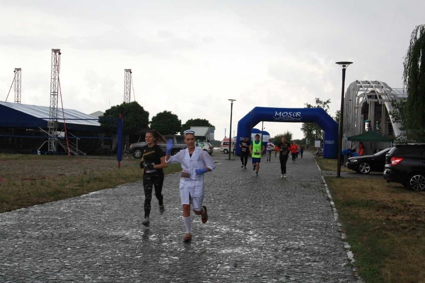 W strugach deszczu, w błocie, miejscami z gradem 40 uczestników  biegu terenowego Cross San pobiegło w sobotę 5 kilometrów  z przeszkodami.