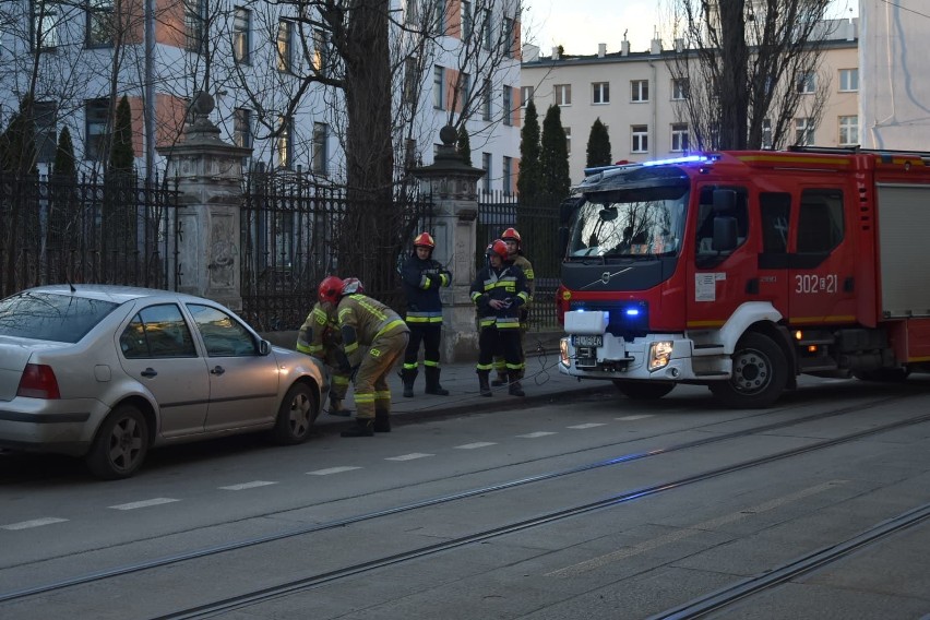 Zablokowana ulica Gdańska! Wieżyczka zabytkowej willi Kellera przy Gdańskiej w Łodzi grozi zawaleniem! Ruch na Gdańskiej wstrzymany ZDJĘCIA