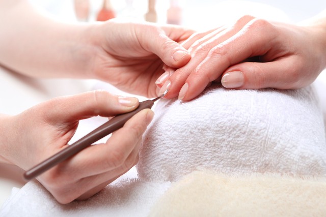 Manicure kombinowany jest jedną z tych usług w gabinetach kosmetycznych, które spotkały się z ogromnym zainteresowaniem klientek.