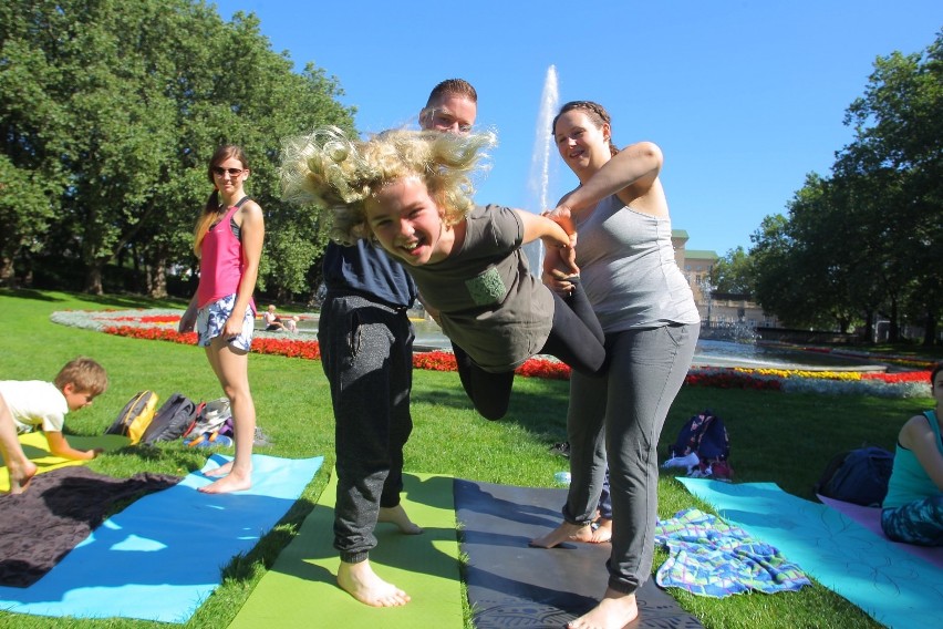 Joga przy fontannie: Poznaniacy ćwiczyli w parku przed operą