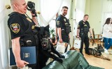 Strażnicy miejscy z Bydgoszczy uratowali psa. Zostali nagrodzeni za interwencję