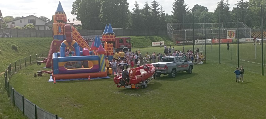 Piłkarska impreza na start Dni Jędrzejowa na stadionie miejskim. Wiele atrakcji i specjalnych gości. Zobaczcie zdjęcia