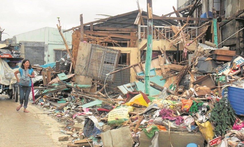 Zniszczone budynki mieszkalne na jednej z ulic Guiuan