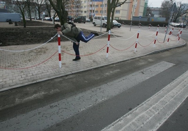 Młodzież nikomu się nie kłania, łańcuchy więc na końcu zebry przy ul. Niedziałkowskiego dla niej niestraszne.