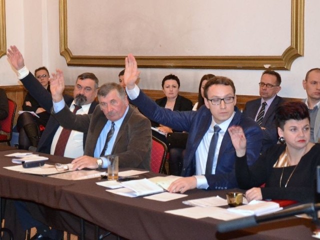 Radni koalicji Prawa i Sprawiedliwości oraz Mojego Miasta Tarnobrzega głosują za przyjęciem budżetu na rok 2015. Podobnie zrobili także rajcy opozycji z Platformy Obywatelskiej.