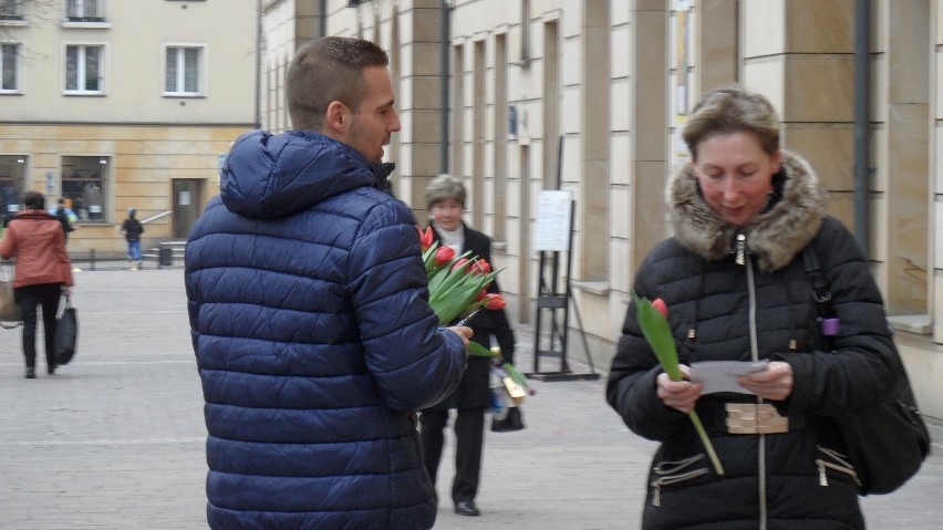 Kwiaty na Dzień Kobiet od GKS Tychy.