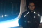 Policjant z Nakła uratował życie starszej kobiecie, choć ryzykował własnym zdrowiem. Przeszedł po barierkach do jej mieszkania 