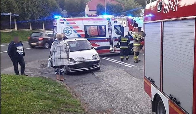 Wypadek na ulicy Wyzwolenia w PorębieZobacz kolejne zdjęcia. Przesuwaj zdjęcia w prawo - naciśnij strzałkę lub przycisk NASTĘPNE