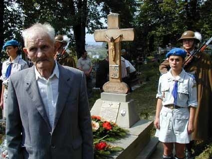 Pan Józef Kiełbasa, ostatni z żyjących uczestników bitwy po Bykowcami, choć ma już 83 lata, co roku przyjeżdża na cmentarz w Bykowcach.