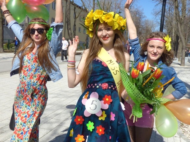 W wielkim budzeniu buskiej "mickiewki" brała także udział Miss Wiosny 2014 - Agnieszka Parka, w asyście koleżanek z klasy Moniki i Kasi.