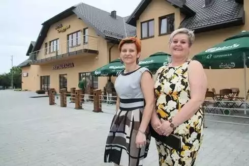 Szwagierki Lucyna i Danuta Kosteckie stanęły na czele rodzinnego biznesu. Na uroczysty bankiet w dniu otwarcia hotelu i restauracji Cynamon zaprosiły ponad 100 gości.