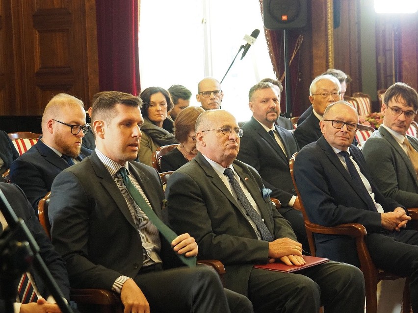 Minister spraw zagranicznych Zbigniew Rau wręczył w pałacu...
