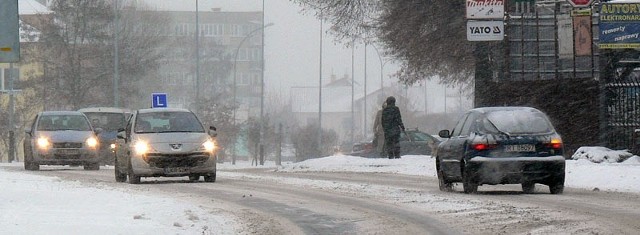 Wszystkie główne ulice Tarnobrzega są w fatalnym stanie. Zima jak zwykle zaskoczyła służby odpowiedzialne za utrzymanie dróg w &#8222;siarkowym grodzie&#8221;.