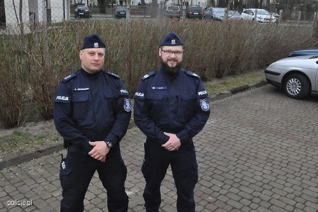 Kom. Sylwester Siembrzuch i sierż.szt. Paweł Baran ze Szkoły Policji w Słupsku.