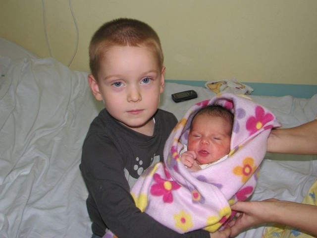 Helena Alicja Subda urodziła się w piątek, 4 listopada. Ważyła 2950 g i mierzyła 54 cm. Córka Agnieszki i Sylwestra z Ostrowi Mazowieckiej ma brata Dawida (4 l.). Na zdjęciu, to właśnie Dawid trzyma siostrę na rękach