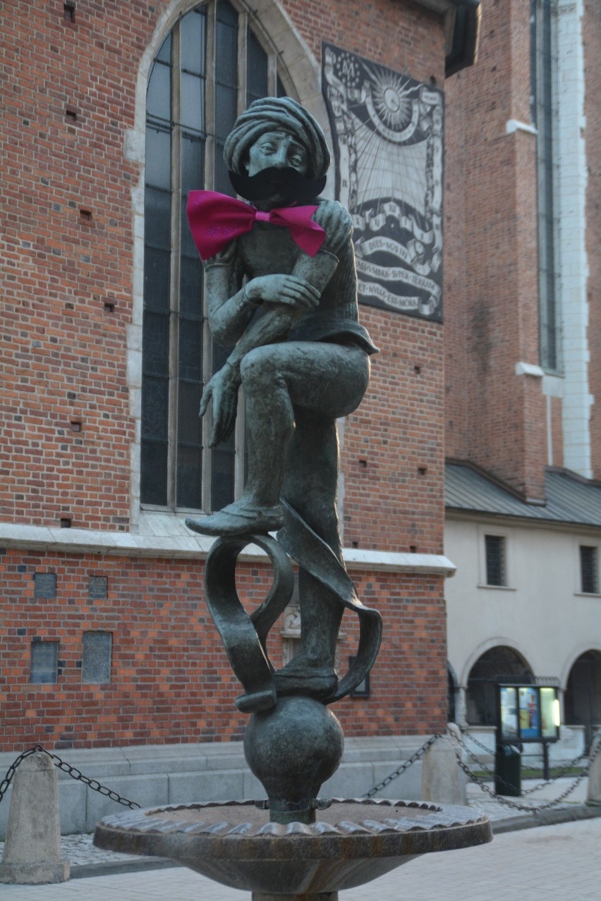 Krakowskie pomniki przyozdobione w muchy