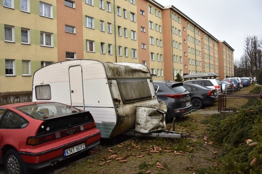 Nowy Targ: Wichura zerwała dach i zburzyła ścianę [ZDJĘCIA]