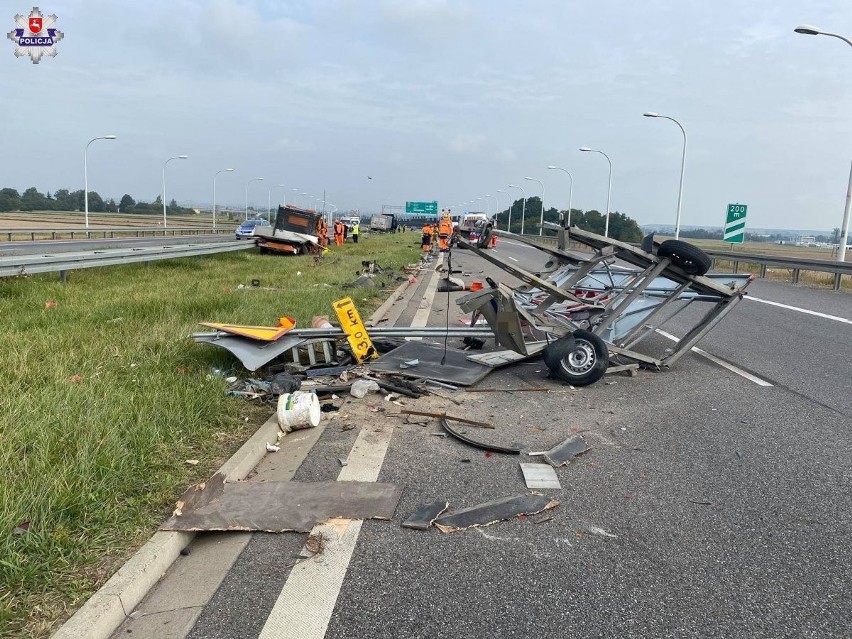 Groźnie na S12 w powiecie świdnickim. Ciężarówka wjechała w pojazd służby drogowej