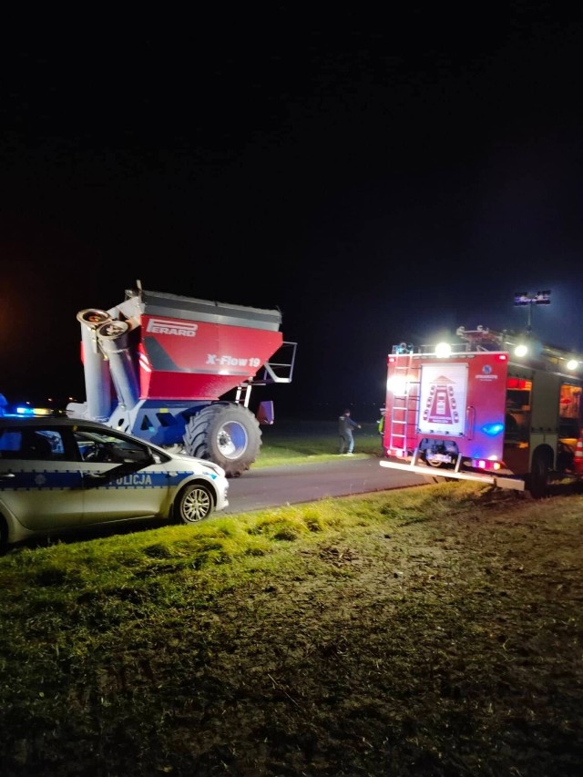 Na drodze prowadzącej w kierunku Dębłowa doszło do zderzenia samochodu osobowego z ciągnikiem rolniczym z podczepioną przyczepą przeładunkową.