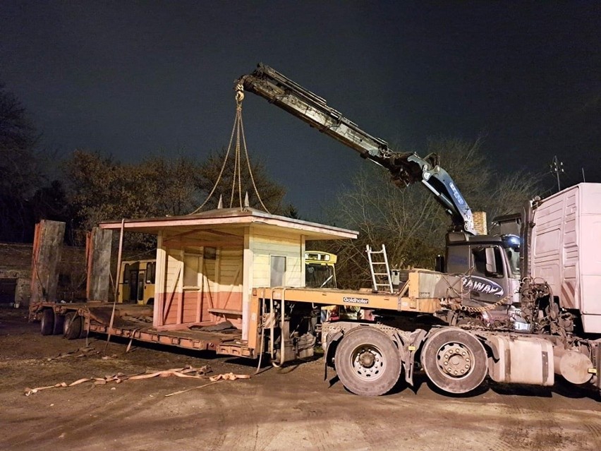 Drewniana wiata z przystanku Duży Skręt w Pabianicach trafiła do Zajezdni Muzealnej Brus w Łodzi. Transport odbył się w nocy