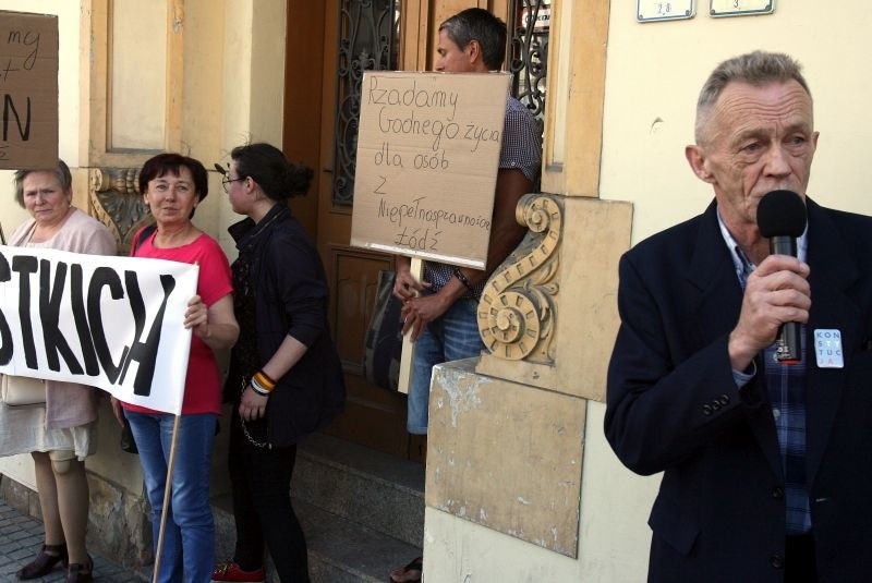 Na Piotrkowskiej przed siedzibą PiS organizacje kobiece i KOD wspierali niepełnosprawnych