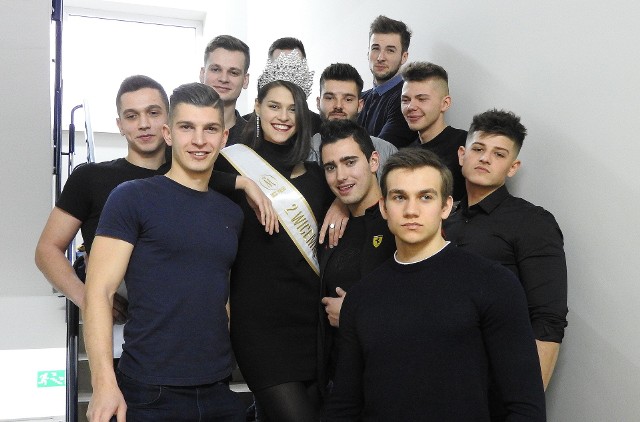 11 przystojnych panów wzięło udział w castingu do konkursu Mister Podlasia 2019, który w sobotę odbył się w białostockiej redakcji “Gazety Współczesnej”. Zobaczcie, jak się zaprezentowali.