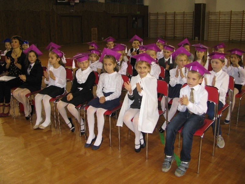 Każda z 5 klas I w SP nr 5 miała inny kolor czapeczek