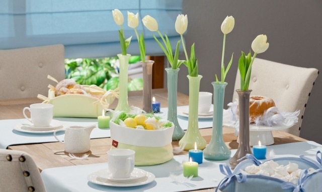 Do dekoracji wielkanocnego stołu warto wykorzystać wiosenne kwiaty. A można to zrobić na wiele sposobów.