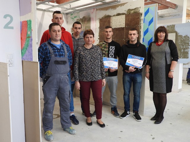 Finaliści "Złotej kielni" z dyrektor Izabelą Popławską (z prawej) i nauczycielami zawodu