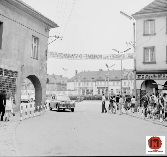 Warszawa wyjeżdżająca z rynkuZobacz kolejne zdjęcia/plansze. Przesuwaj zdjęcia w prawo - naciśnij strzałkę lub przycisk NASTĘPNE