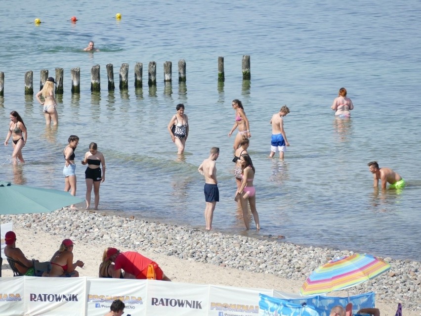 Tak w piątkowe południe wyglądała plaża w Mielnie. Zobaczcie...