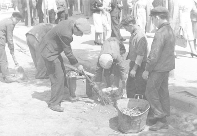 Żydzi z białostockiego getta sprzątają ulice, rok 1941.