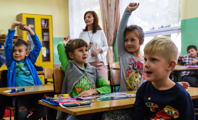 W Polsce edukacja domowa jest prawnie możliwa od 1991 roku. Obecnie korzysta z niej około 3 tysięcy uczniów. Większość dzieci chodzi jednak do szkół