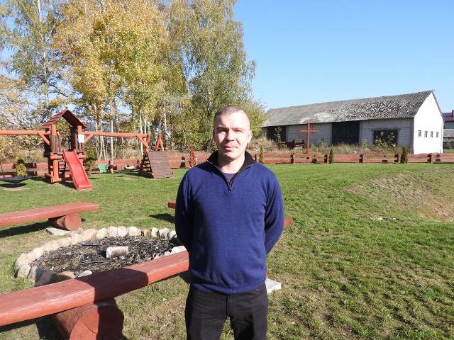 Kamil Żochowski, sołtys wsi Stare Żochy prezentuje miejsce rekreacji, z którego mieszkańcy bardzo chętnie korzystają