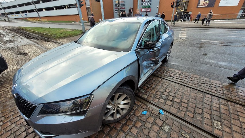 Do kraksy skody z tramwajem doszło w poniedziałek, 30...