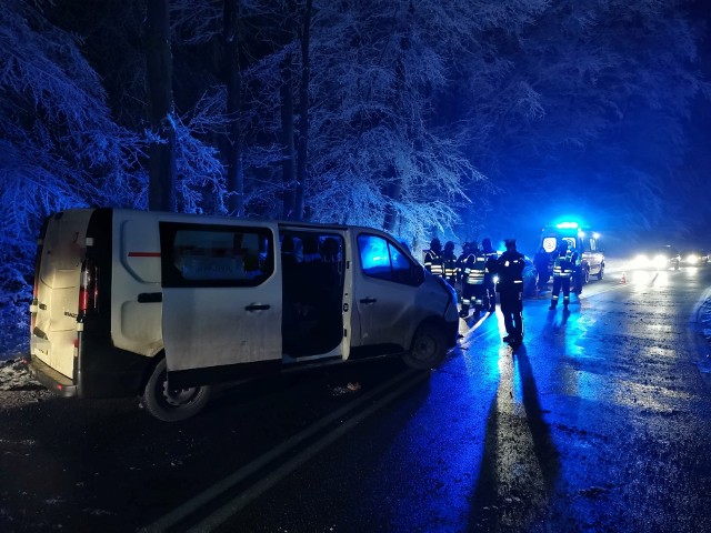 Do wypadku doszło na zakręcie DW 977 w lesie w Piotrkowicach. Dwa busy zderzyły sie czołowo