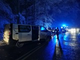 Wypadek dwóch busów w Piotrkowicach pod Tarnowem. Nocna akcja ratrownicza na DW 977 [ZDJĘCIA]