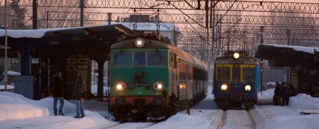 Pociąg TLK relacji Katowice - Gdynia odjeżdża w kierunku Trójmiasta