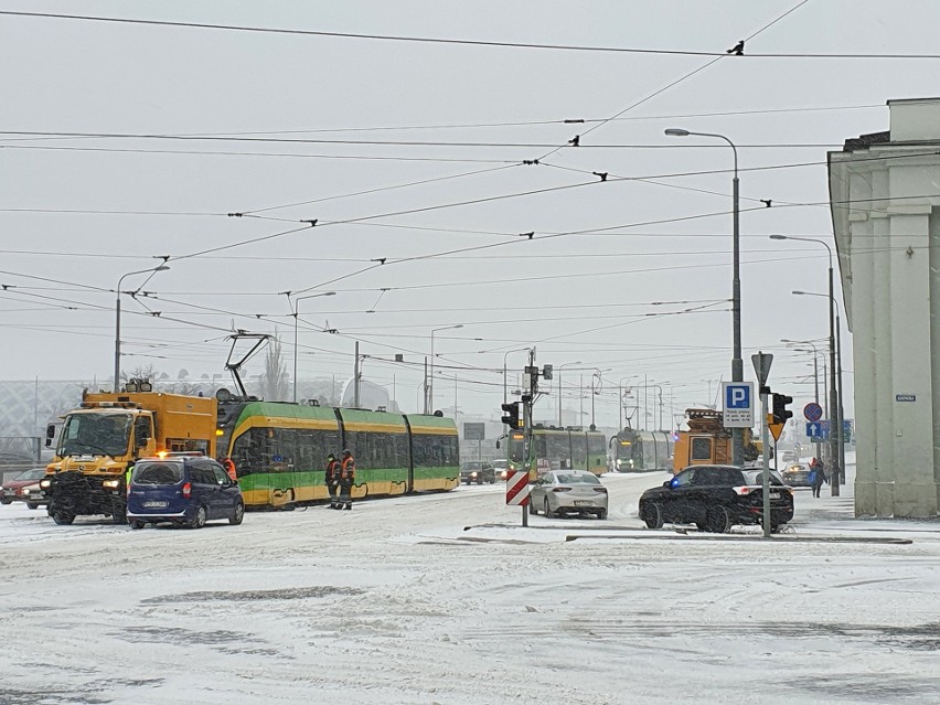 W stolicy Wielkopolski w wielu miejscach stoją tramwaje - po...