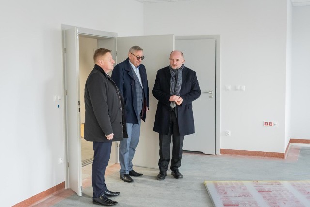 Marszałek województwa Piotr Całbecki wizytował budowę ZOL w Tucholi, na którą dofinansowanie pozyskano m.in. z RPO województwa kujawsko-pomorskiego