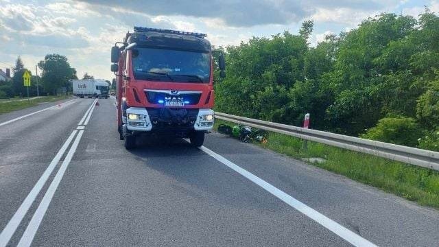 Uwaga! Wypadek na krajowej dziewiątce w Lipniku w powiecie opatowskim. Młody motocyklista w poważnym stanie. Zobacz zdjęcia